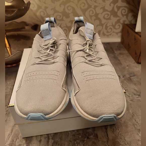 Fitflop Gray Athletic Shoes with Sleek Design - Picture 2 of 10